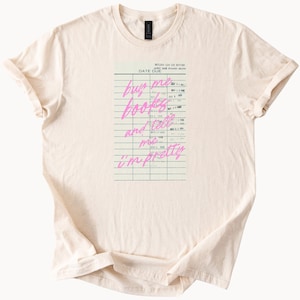 本を買って、可愛いって言ってね。図書館カードのグラフィックTシャツ。読書好きのシャツ。読書の美学、本好きのTシャツ。読者へのギフト。