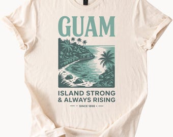 グアム島は強く、常に上昇し続けるグラフィックTシャツ。海、ビーチ、ヤシの木、美しい自然が描かれたTシャツ。1898年創業のパシフィックアイランダーアパレル。