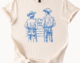 Maglietta grafica Cowboys Western Ranch Due cowboy che guardano le montagne Vita in fattoria di campagna Maglietta artistica da rodeo Cowboy Maglietta grafica in morbido cotone