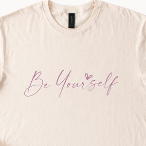 Camiseta con mensaje positivo y gráfico inspirador "Sé tú mismo"