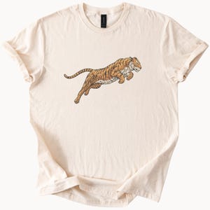 Springender Tiger-Grafik-T-Shirt wildes Tier-Natur-Kunst-T-Stück wildes Dschungel-Katzen-Illustrations-Hemd coole Tier-Liebhaber-Geschenk-Kleidung