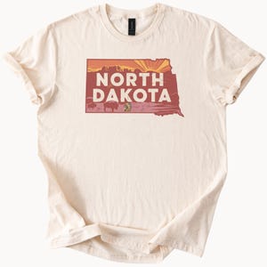 Camiseta gráfica de Dakota del Norte con atardecer, bisonte de la pradera, mapa estatal, contorno de la naturaleza occidental, camiseta única de recuerdo de Dakota, regalo