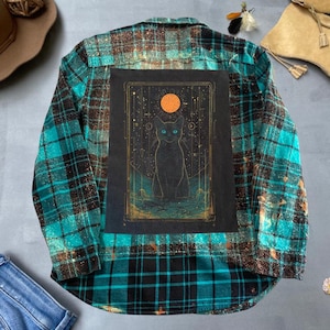 Camisa de franela con gráfico de carta de tarot de gato negro, parche artístico reciclado, diseño místico de bruja, hecha a pedido, unisex