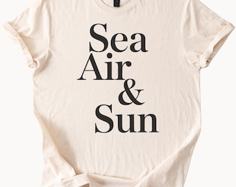 Maglietta grafica Sea Air Sun, maglietta estiva da spiaggia, vestibilità rilassata, vibrazioni costiere, ispirata alla natura, tipografia minimalista, idea regalo per maglietta in morbido cotone.