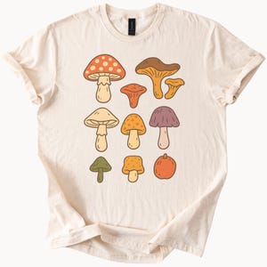 Maglietta con funghi colorati e stravaganti, maglietta con grafica di funghi carini, maglietta botanica per amanti della natura, illustrazione di funghi della foresta, regalo