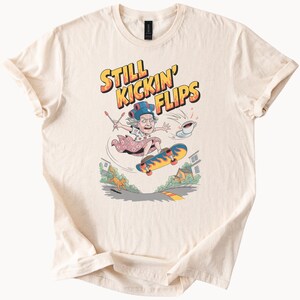 おもしろおばあちゃんのスケートボードシャツ、Still Kickin FlipsのグラフィックTシャツ、コーヒーのユーモア、漫画スケーターシャツ、大人向け、若者向けギフト