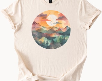 Sonnenuntergang Berglandschaft Grafik-T-Shirt mit Aquarell Waldbäumen und Vögeln Natur Wandern Shirt Outdoorsy Kunst T-Shirt