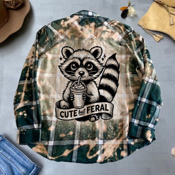 Bonita pero salvaje camisa de franela con gráfico de mapache