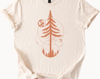 Camiseta con diseño de pino celestial, regalo para amantes de la naturaleza, camiseta con estampado de bosque, ropa para aventuras al aire libre, diseño de árbol cósmico.