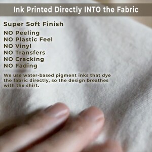 Puede incluir: Texto de la imagen: "Ink Printed Directly INTO the Fabric". Incluye "Super Soft Finish", "NO Peeling", "NO Plastic Feel", "NO Vinyl", "NO Transfers", "NO Cracking" y "NO Fading". El texto tambi&eacute;n indica el uso de tintas pigmentadas a base de agua para te&ntilde;ir directamente la tela.