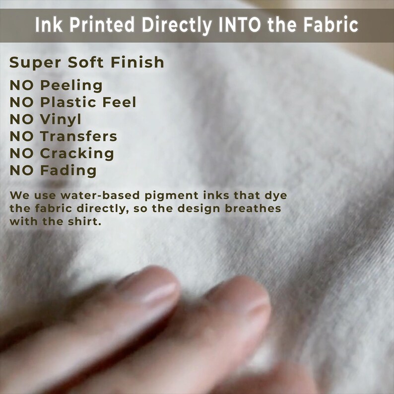 Puede incluir: Texto de la imagen: "Ink Printed Directly INTO the Fabric". Incluye "Super Soft Finish", "NO Peeling", "NO Plastic Feel", "NO Vinyl", "NO Transfers", "NO Cracking" y "NO Fading". El texto tambi&eacute;n indica el uso de tintas pigmentadas a base de agua para te&ntilde;ir directamente la tela.
