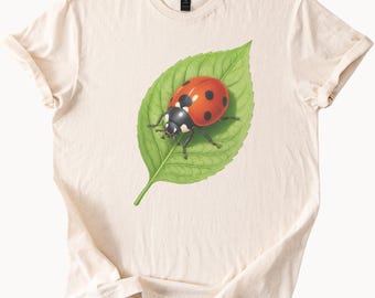 Marienkäfer auf grünem Blatt Natur Grafik T Shirt Realistische Insekt Tier Kunst T-Shirt Niedliches Käfer Shirt Natur-Liebhaber-Geschenk Botanisches Shirt