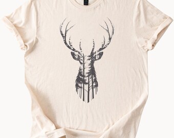 Camiseta con estampado de cabeza de ciervo en el bosque, con astas de ciervo, arte de pino silvestre y estilo al aire libre. Camiseta con estampado de animales para senderismo. Para hombre y mujer.