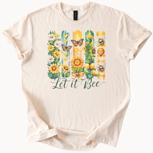 Camiseta &quot;Let It Bee&quot; con girasoles, mariposas, abejas y gráficos de panal. Camiseta de primavera con insectos de jardín inspirados en la naturaleza y flores silvestres.