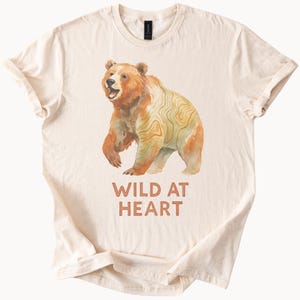 Grizzly Bär Topo Karte T Shirt Wild At Heart Natur Tee Outdoorsy Grafik T-Shirt Wandern Shirt Camping Geschenk
