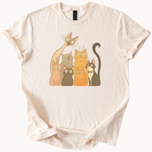 Camiseta con dibujo de una linda familia de gatos, divertida y caprichosa ilustración de gatito, regalo para amantes de los gatos, camiseta con dibujo felino único para mujeres y hombres.