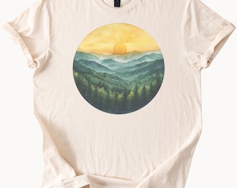 Maglietta con grafica di montagna al tramonto e foresta, paesaggio naturale, maglietta artistica per escursioni all'aperto e avventure nella natura, regalo per gli amanti della natura
