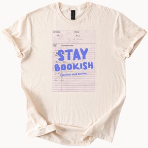 Restez livresques, carte de bibliothèque, t-shirt graphique pour amoureux des livres, lecture après l'heure du coucher, cadeau de lecture, t-shirt littéraire pour lecteurs et bibliophiles