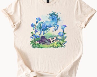 Maglietta grafica con unicorno blu e prato, maglietta fantastica e stravagante