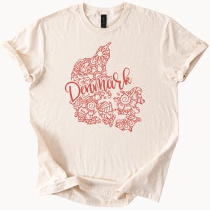 Dänemark Karte Grafik T-Shirt Künstlerisches Blumen Dänemark Umriss Design Reisegeschenk Danish Country Tee Skandinavische Karte Shirt