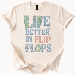 Das Leben ist besser in Flip Flops Grafik T Shirt Sommer Strand Sandalen Casual Tee Spaß entspannt Urlaub Shirt Geschenk für Flip Flop Liebhaber