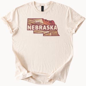 Camiseta con gráfico del estado de Nebraska con carro de cultivo panorámico y amanecer. Camiseta con contorno del mapa único de Nebraska. Camiseta de regalo de Nebraska.