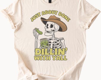 Koszulka z grafiką szkieletu kowboja jedzącego ogórki, prawie gotowa, słoik z ogórkami kiszonymi, zabawny Dillin z Yall Western Humor T-shirt prezent