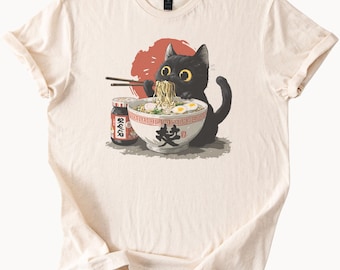 Maglietta grafica con simpatico gatto nero che mangia noodles Ramen, maglietta ispirata agli anime per amanti del cibo giapponese, maglietta kawaii con gatto Ramen.