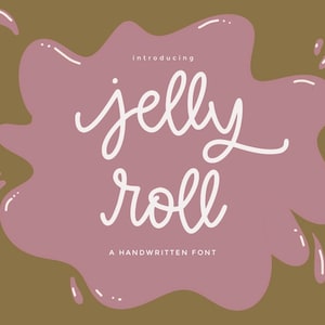 Könnte beinhalten: Ein Grafikdesign mit einer malvenfarbenen, flüssigen Spritzerform auf braunem Hintergrund. Der Text lautet "introducing jelly roll" in einer weißen, handschriftlichen Schriftart, mit dem Text "A HANDWRITTEN FONT" darunter.