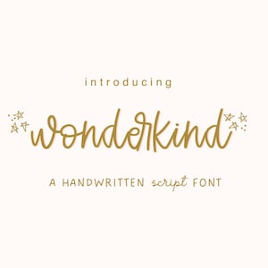 以下が含まれることがあります： ゴールドのテキスト「introducing wonderkind, a handwritten script font」が描かれたデジタルグラフィック。中央に筆記体スタイルの「wonderkind」という単語があり、両側に小さな金の星のイラストが添えられ、その下に「A HANDWRITTEN script FONT」というテキストが配置されています。