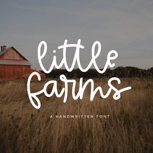 Könnte beinhalten: Eine digitale Grafik mit dem weißen Text little farms in einer handschriftlichen Schriftart und dem Untertitel A HANDWRITTEN FONT darunter, überlagert mit einem Landschaftsfoto einer roten Scheune auf einem Feld mit hohem Gras unter bewölktem Himmel.