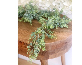 Faux Eucalyptus Slinger Plant 15 Voet 2 Pack Kunstmatige Wijnstokken Hangende Eucalyptus Bladeren met Witte Bloemen Groen Slinger voor Bruiloft Achtergrond Boog Muur Decor Indoor Outdoor (Eucalyptus