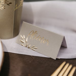 10 zielonych kartek z eleganckimi złotymi liśćmi, karty miejsc na wesele, karty miejsc na stół, karty miejsc w kolorze szałwii i złota, karty miejsc ze złotą folią