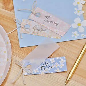 Cartões de lugar florais de Páscoa com margaridas fofas com papel pergaminho, cartões de lugar com nome floral, cartões de lugar, decorações de papel, decoração de mesa de Páscoa