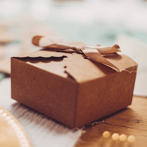 10 piccole scatole portaconfetti in Kraft con nastro, scatole portaconfetti smerlate in Kraft, scatole portaconfetti per matrimonio, scatole regalo in Kraft, scatole di ringraziamento, scatole regalo per gli ospiti