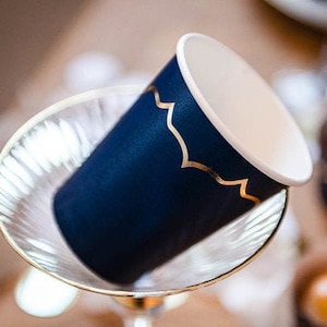 Splendidi bicchieri di carta blu navy e oro, bicchieri di carta blu navy, bicchieri di carta eleganti, stoviglie blu e oro, piatti per feste, blu e oro, bicchieri