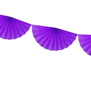 Könnte beinhalten: Lilafarbene Papierfächergirlande mit drei Fächer, die an einer Schnur hängen. Die Fächer sind kreisförmig gefaltet und mit einer Schnur miteinander verbunden.