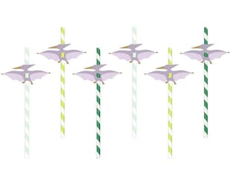 Puede incluir: Seis pajitas de papel con diseños de dinosaurios. Las pajitas son de rayas verdes y blancas, amarillas y blancas, y verdes y blancas. Los dinosaurios son morados y tienen un pico marrón claro.