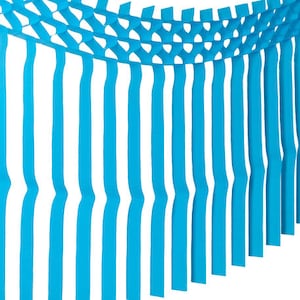 Könnte beinhalten: Abstraktes Bild mit einer Reihe von vertikalen, hellblauen, gebogenen Linien vor einem weißen Hintergrund. Die Linien scheinen dreidimensional zu sein, mit einer leichten Biegung in der Mitte. Oberhalb der Linien befindet sich eine wabenartige Struktur in der gleichen hellblauen Farbe.