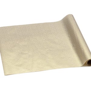 Puede incluir: Un rollo de papel de regalo dorado con purpurina. El papel tiene un brillo sutil y es perfecto para agregar un toque de brillo a los regalos.