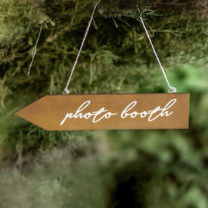 Foto booth houten wegwijzers - Bruiloft directioneel teken - bruiloft wegwijzers - bruiloft houten wegwijzers - bruiloft buiten wegwijzers