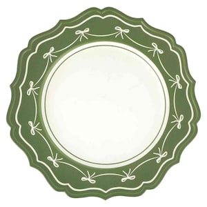 Puede incluir: Un plato redondo con borde festoneado que presenta un centro blanco sólido rodeado por un borde ancho de color verde salvia. El borde verde está decorado con un patrón repetitivo de líneas blancas de lazos delicados unidos por líneas finas.