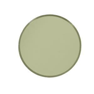 Op de afbeelding: Een rond, groen papieren bord met een gouden rand.
