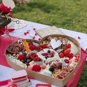 Vassoio a forma di cuore in cartone Kraft di alta qualità 40x40x4 cm, tagliere a forma di cuore, tagliere per matrimoni, tagliere monouso, salumi