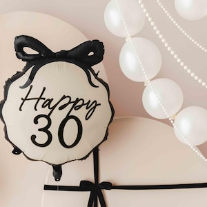 K&ouml;nnte beinhalten: Ein wei&szlig;er Ballon mit schwarzem Band und dem Text "Happy 30" in schwarzer Schrift. Der Ballon ist von einer wei&szlig;en Perlenkette umgeben.