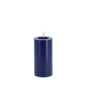 Könnte beinhalten: Eine marineblaue LED-Säulenkerze mit einer flackernden, weißen Flamme. Die zylindrische Kerze hat eine glatte Oberfläche und eine vertiefte Oberseite, an der sich die Flamme befindet. Die Kerze ist so konzipiert, dass sie wie eine echte Kerze aussieht.