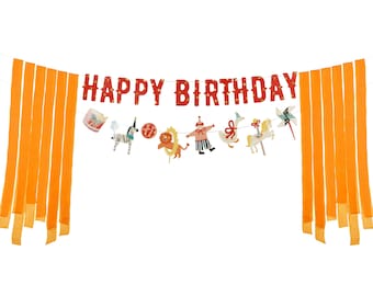 Może przedstawiać: Czerwono-biały baner z napisem "Happy Birthday" z dekoracjami w stylu cyrkowego, w tym lwem, klaunem, zebrą i koniem karuzelowym. Baner jest rozwieszony między dwoma pomarańczowymi wstążkami.