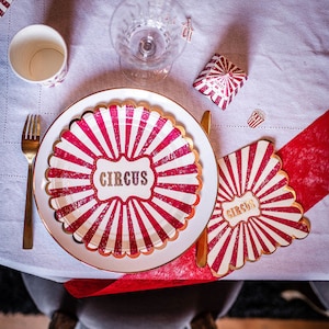 16 serviettes de table de cirque amusantes avec feuille dorée, serviettes de table de cirque vintage, fête sur le thème du cirque, serviettes de table rouges et blanches, thème de fête foraine, vaisselle de cirque image 3