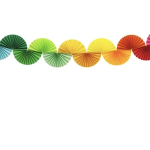 Puede incluir: Una colorida guirnalda de abanicos de papel en un arcoíris de tonos, incluyendo azul, verde, amarillo, naranja y rosa. Los abanicos están dispuestos en una línea ondulada sobre un fondo blanco, creando un elemento festivo y decorativo.