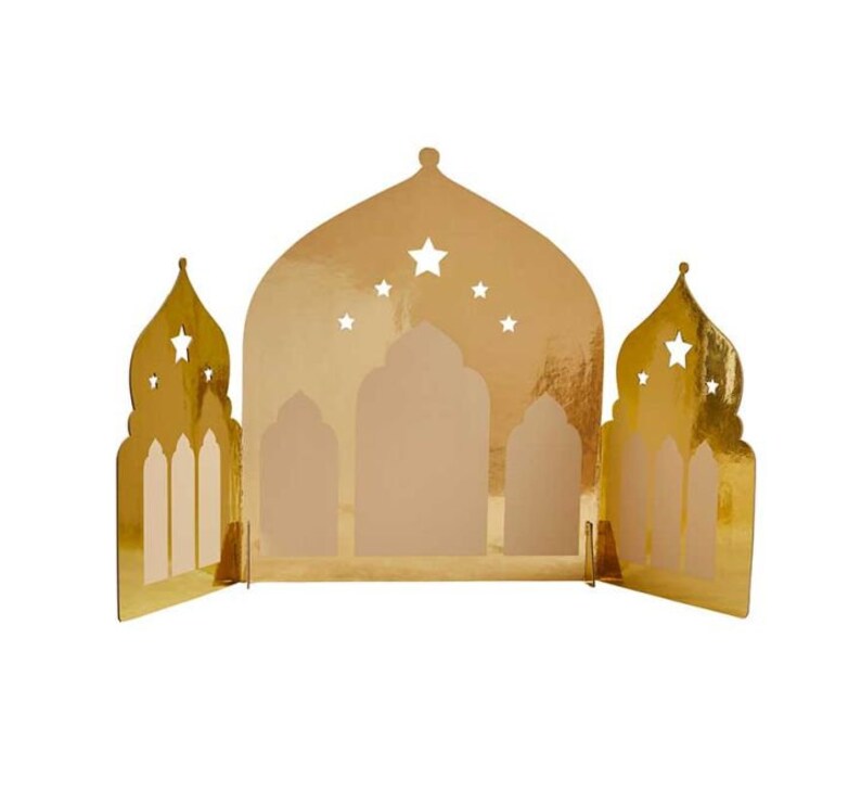 K&ouml;nnte beinhalten: Eine goldfarbene dekorative Papierlaterne in Form einer Moschee. Die Laterne hat ausgeschnittene Sternformen und bogenf&ouml;rmige Fenster. Die Laterne ist so konzipiert, dass sie aufrecht steht und wahrscheinlich f&uuml;r festliche Anl&auml;sse verwendet wird.